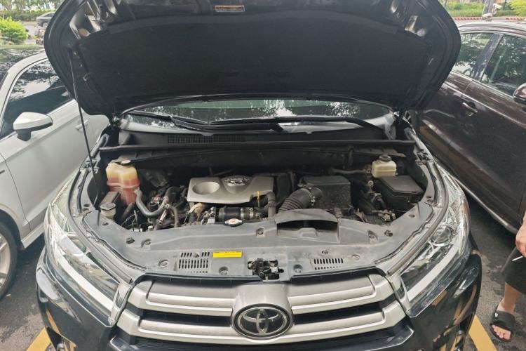 Used Toyota Highlander 2018 2.0T Four-Wheel Drive Luxury Edition 7 Seats China V Emission Standard Engine Bay