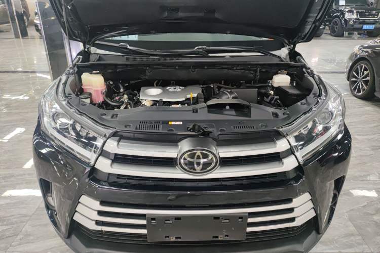Used Toyota Highlander 2018 2.0T Two-Wheel Drive Luxury Edition 7 Seats China VI Standard Engine Bay
