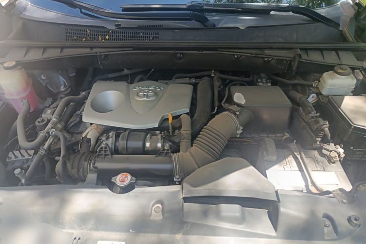 Used Toyota Highlander 2018 2.0T Four-Wheel Drive Prestige Version 7 Seats China VI Standard Engine Bay
