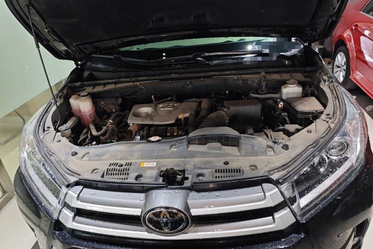 Used Toyota Highlander 2018 2.0T Four-Wheel Drive Luxury Edition 7 Seats China V Emission Standard Engine Bay