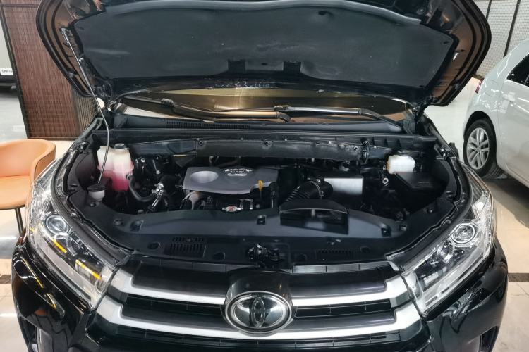Used Toyota Highlander 2018 2.0T Four-Wheel Drive Luxury Edition 7 Seats China V Emission Standard Engine Bay