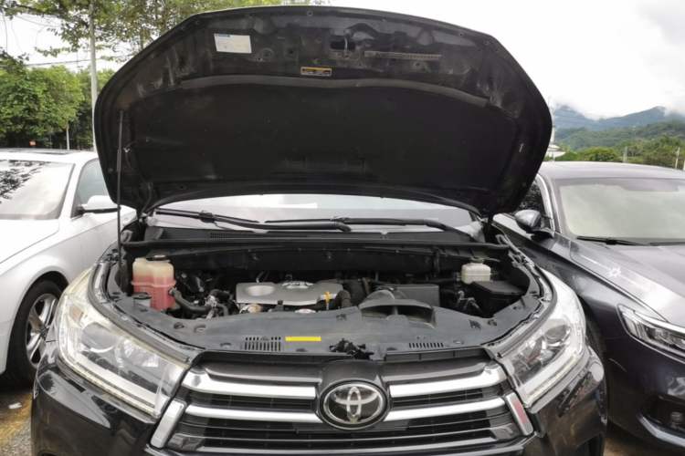 Used Toyota Highlander 2018 2.0T Four-Wheel Drive Prestige Version 7 Seats China V Emission Standard Engine Bay