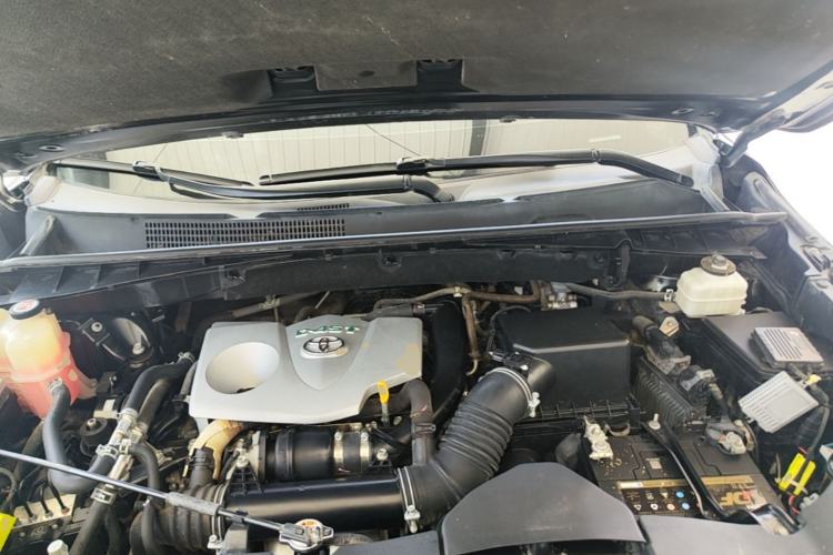 Used Toyota Highlander 2018 2.0T Four-Wheel Drive Prestige Version 7 Seats China V Emission Standard Engine Bay