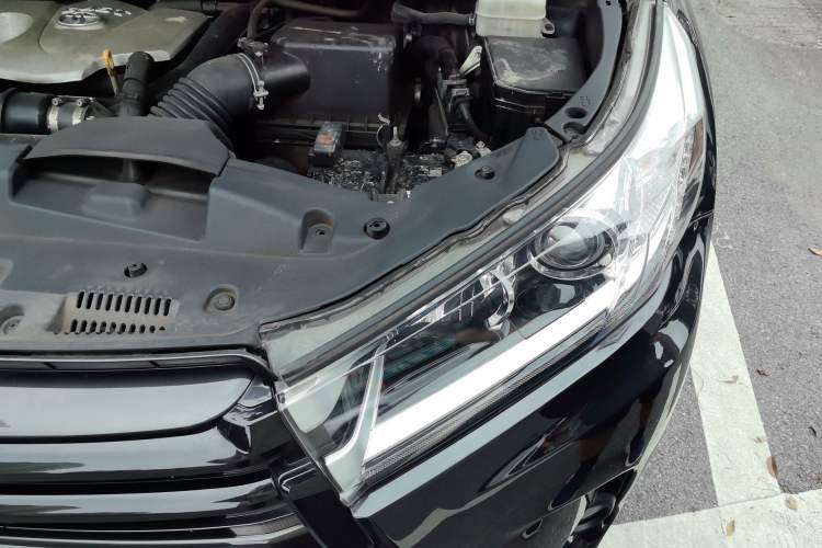 Used Toyota Highlander 2018 2.0T Two-Wheel Drive Prestige Version 7 Seats China V Emission Standard Engine Bay Left