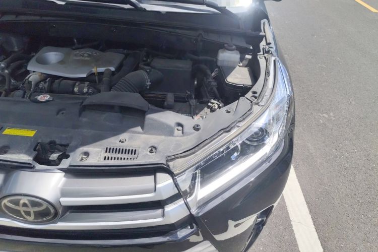 Used Toyota Highlander 2018 2.0T Four-Wheel Drive Luxury Edition 7 Seats China V Emission Standard Engine Bay Left