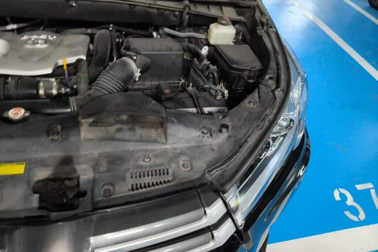 Used Toyota Highlander 2018 2.0T Four-Wheel Drive Luxury Edition 7 Seats China V Emission Standard Engine Bay Left