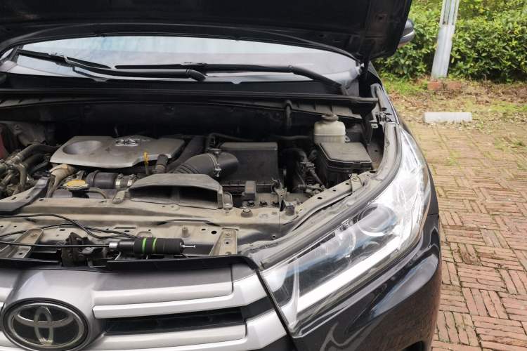 Used Toyota Highlander 2018 2.0T Four-Wheel Drive Luxury Edition 7 Seats China V Emission Standard Engine Bay Left