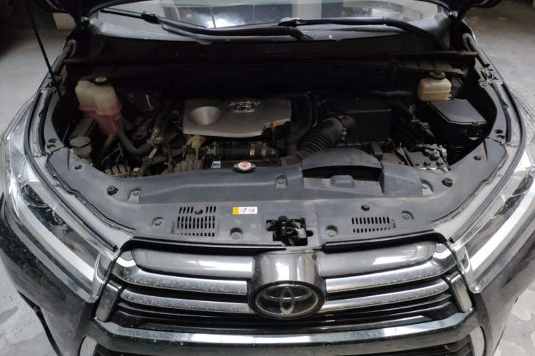 Used Toyota Highlander 2018 2.0T Four-Wheel Drive Prestige Version 7 Seats China VI Standard Engine Bay