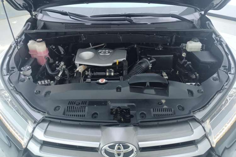 Used Toyota Highlander 2018 2.0T Four-Wheel Drive Elite Edition 7 Seats China V Standard Engine Bay