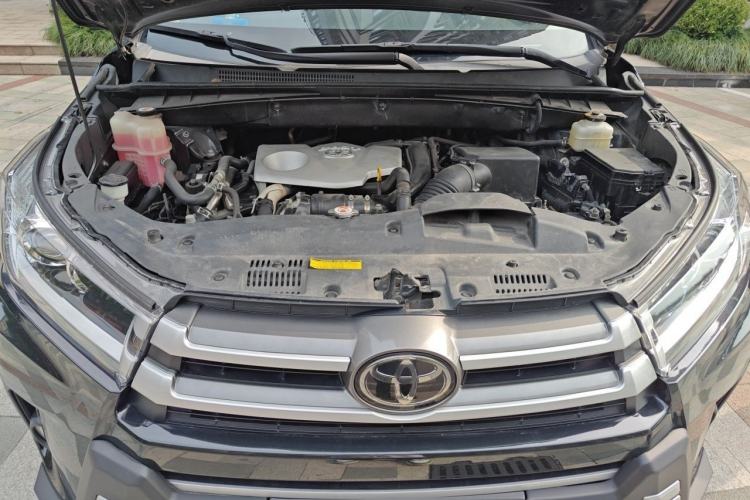 Used Toyota Highlander 2018 2.0T Four-Wheel Drive Luxury Edition 7 Seats China V Emission Standard Engine Bay
