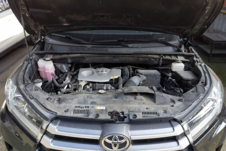 Used Toyota Highlander 2018 2.0T Four-Wheel Drive Elite Edition 7 Seats China VI Standard Engine Bay