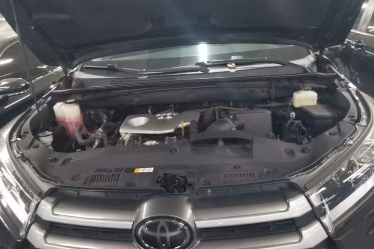 Used Toyota Highlander 2018 2.0T Four-Wheel Drive Prestige Version 7 Seats China VI Standard Engine Bay