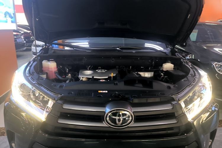 Used Toyota Highlander 2018 2.0T Four-Wheel Drive Luxury Version 7 Seats China VI Standard Engine Bay