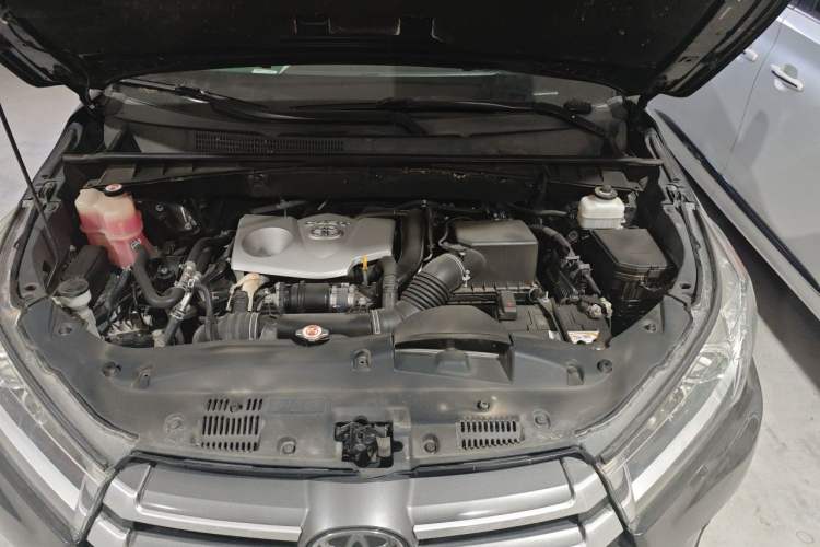 Used Toyota Highlander 2018 2.0T Four-Wheel Drive Luxury Edition 7 Seats China V Emission Standard Engine Bay