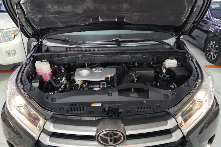 Used Toyota Highlander 2018 2.0T Four-Wheel Drive Luxury Version 7 Seats China VI Standard Engine Bay