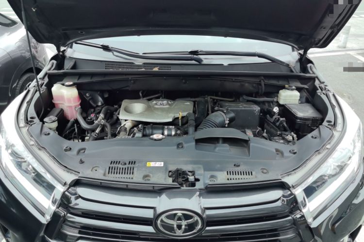 Used Toyota Highlander 2018 2.0T Two-Wheel Drive Prestige Version 7 Seats China V Emission Standard Engine Bay