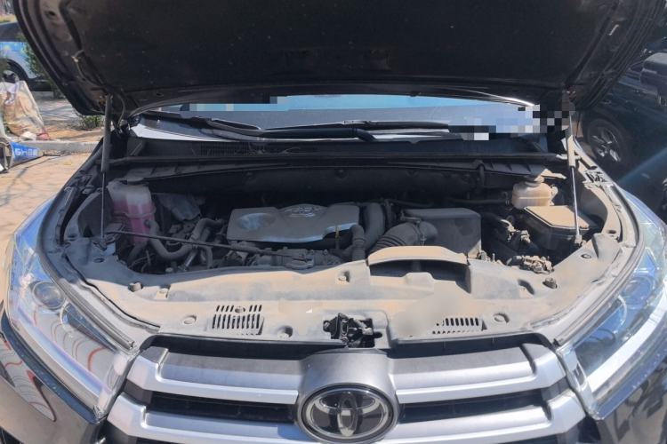 Used Toyota Highlander 2018 2.0T Four-Wheel Drive Luxury Version 7 Seats China VI Standard Engine Bay