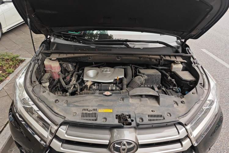 Used Toyota Highlander 2018 2.0T Two-Wheel Drive Elite Edition 7 Seats China VI Standard Engine Bay
