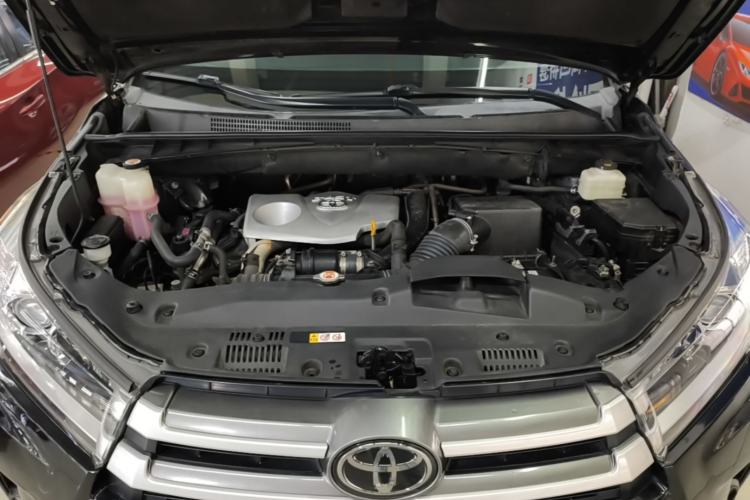 Used Toyota Highlander 2018 2.0T Four-Wheel Drive Luxury Version 7 Seats China VI Standard Engine Bay