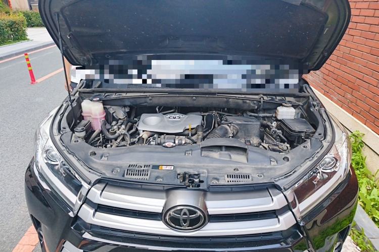 Used Toyota Highlander 2018 2.0T Four-Wheel Drive Luxury Edition 7 Seats China V Emission Standard Engine Bay