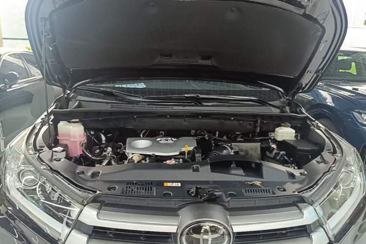 Used Toyota Highlander 2018 2.0T Two-Wheel Drive Luxury Edition 7 Seats China VI Standard Engine Bay