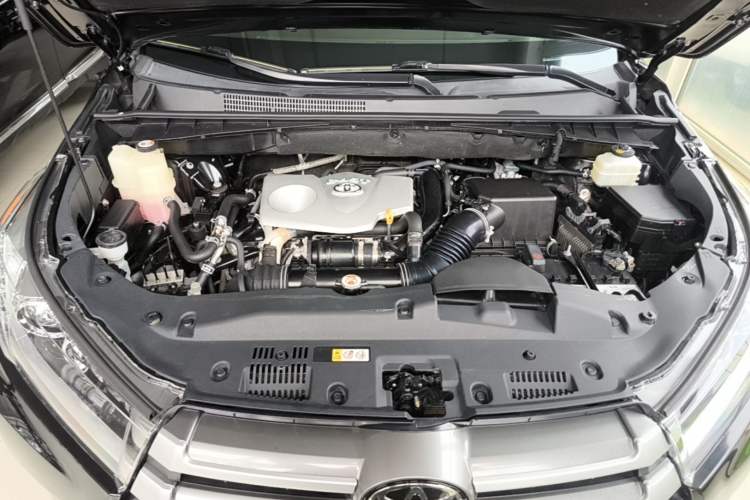 Used Toyota Highlander 2018 2.0T Four-Wheel Drive Luxury Version 7 Seats China VI Standard Engine Bay