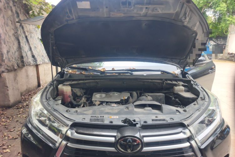 Used Toyota Highlander 2018 2.0T Four-Wheel Drive Prestige Version 7 Seats China V Emission Standard Engine Bay