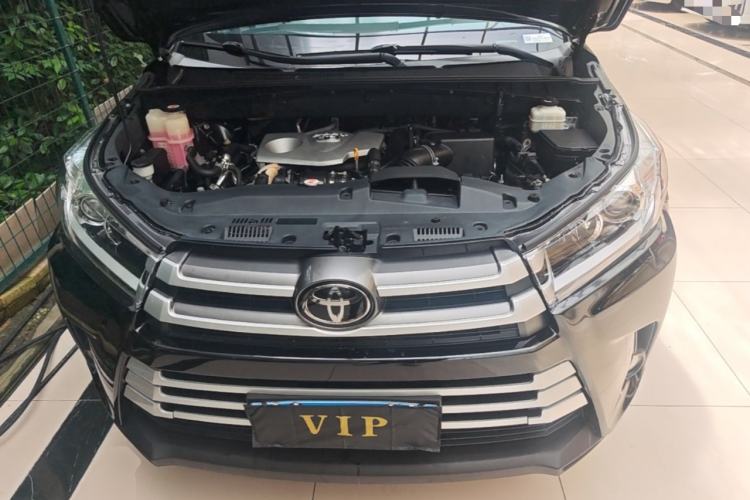 Used Toyota Highlander 2018 2.0T Four-Wheel Drive Luxury Edition 7 Seats China V Emission Standard Engine Bay