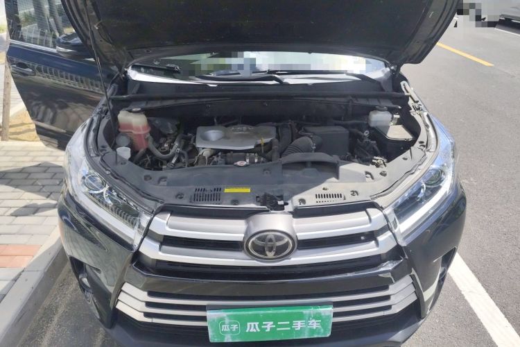 Used Toyota Highlander 2018 2.0T Four-Wheel Drive Luxury Edition 7 Seats China V Emission Standard Engine Bay