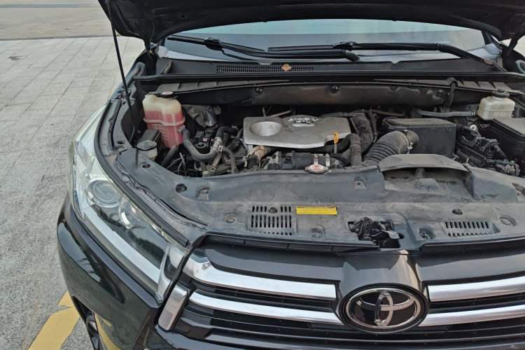 Used Toyota Highlander 2018 2.0T Two-Wheel Drive Prestige Version 7 Seats China V Emission Standard Engine Bay Right