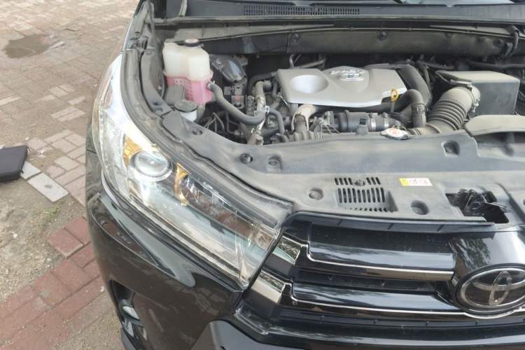 Used Toyota Highlander 2018 2.0T Four-Wheel Drive Knight Edition 7 Seats China VI Standard Engine Bay Right