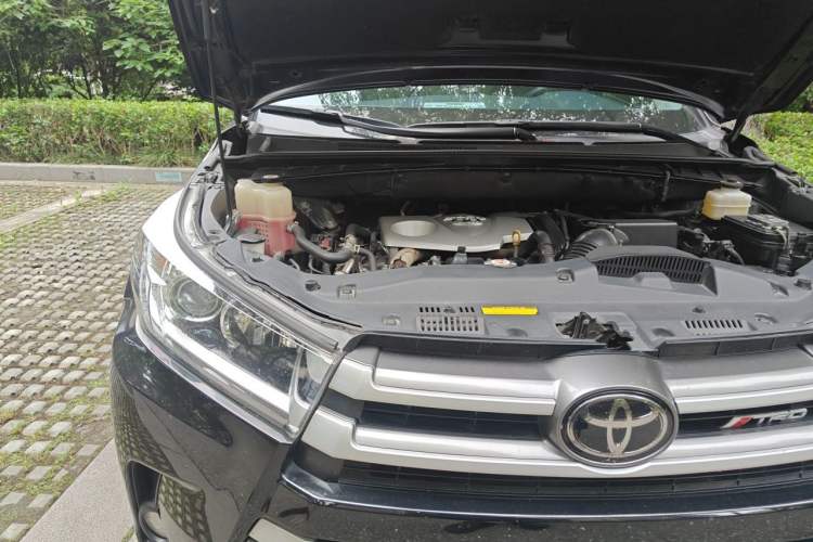 Used Toyota Highlander 2018 2.0T Four-Wheel Drive Luxury Edition 7 Seats China V Emission Standard Engine Bay Right