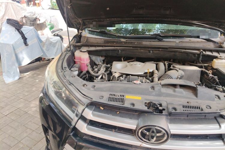 Used Toyota Highlander 2018 2.0T Four-Wheel Drive Luxury Edition 7 Seats China V Emission Standard Engine Bay Right