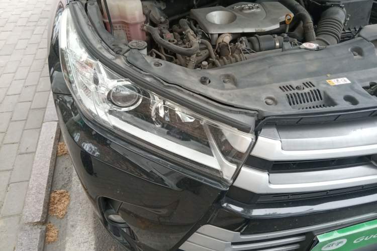 Used Toyota Highlander 2018 2.0T Four-Wheel Drive Luxury Version 7 Seats China VI Standard Engine Bay Right