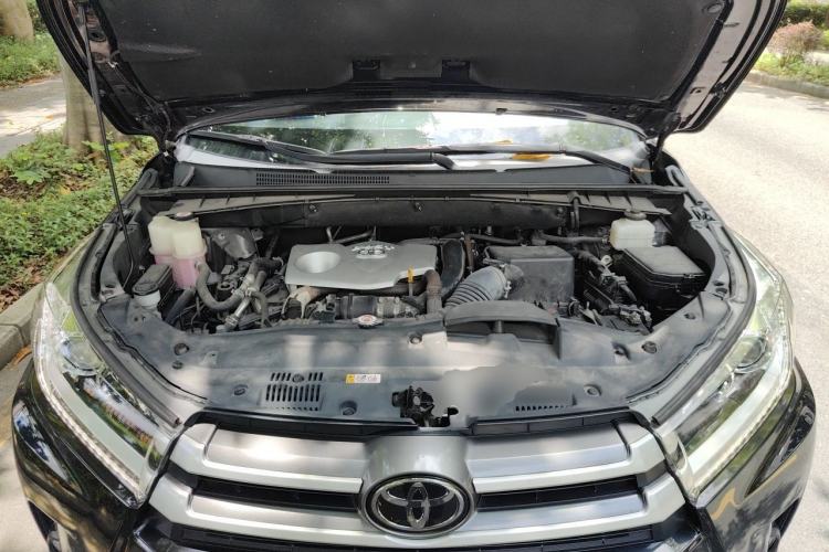Used Toyota Highlander 2018 2.0T Four-Wheel Drive Luxury Version 7 Seats China VI Standard Engine Bay