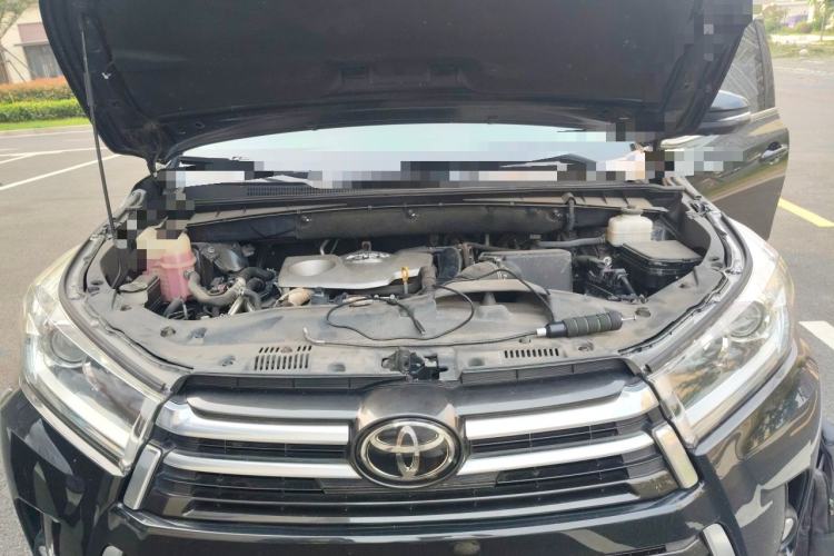 Used Toyota Highlander 2018 2.0T Two-Wheel Drive Prestige Version 7 Seats China V Emission Standard Engine Bay