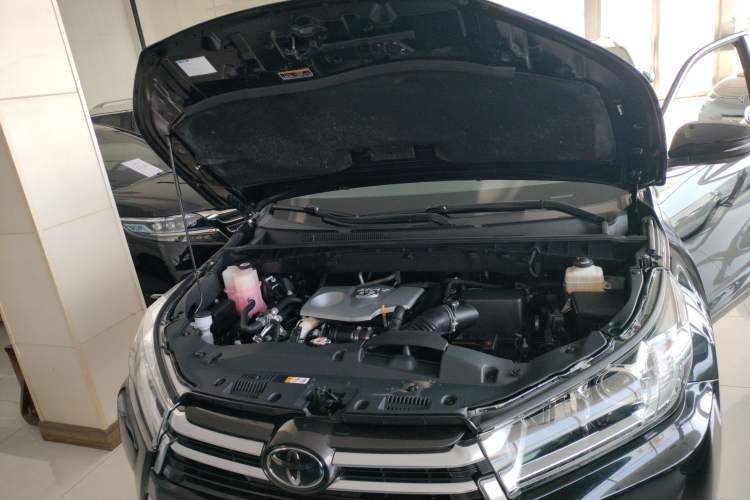 Used Toyota Highlander 2018 2.0T Four-Wheel Drive Prestige Version 7 Seats China VI Standard Engine Bay