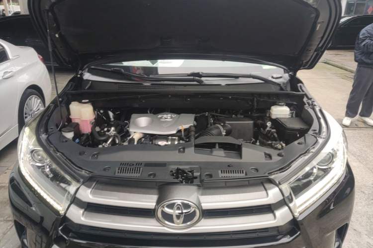 Used Toyota Highlander 2018 2.0T Two-Wheel Drive Elite Edition 5 Seats Emission Standard China V Engine Bay