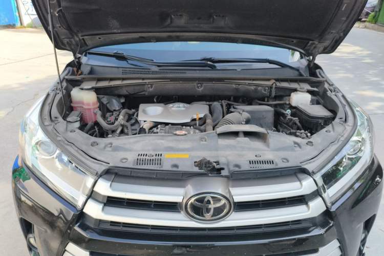 Used Toyota Highlander 2018 2.0T Four-Wheel Drive Luxury Edition 7 Seats China V Emission Standard Engine Bay