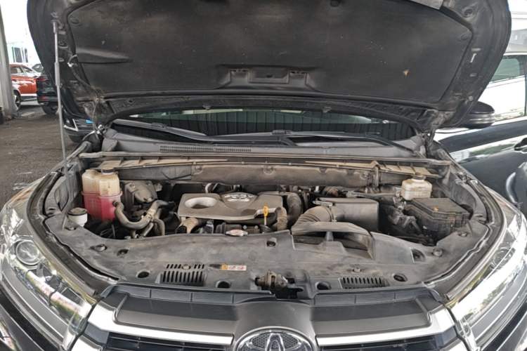 Used Toyota Highlander 2018 2.0T Two-Wheel Drive Elite Version 5 Seats China VI Standard Engine Bay