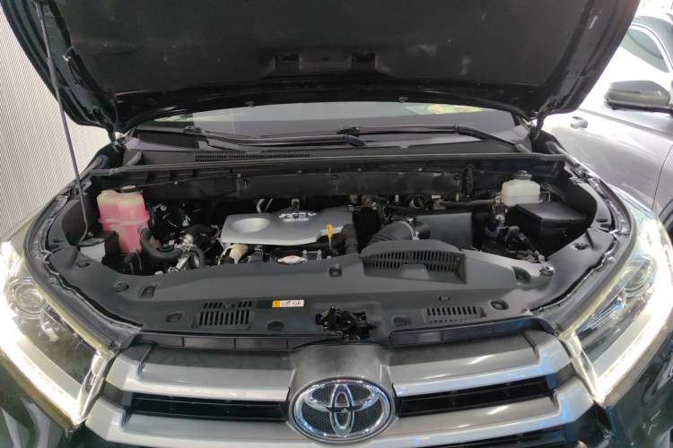 Used Toyota Highlander 2018 2.0T Four-Wheel Drive Elite Edition 7 Seats China VI Standard Engine Bay