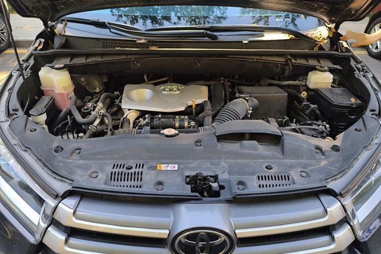 Used Toyota Highlander 2018 2.0T Four-Wheel Drive Luxury Version 7 Seats China VI Standard Engine Bay