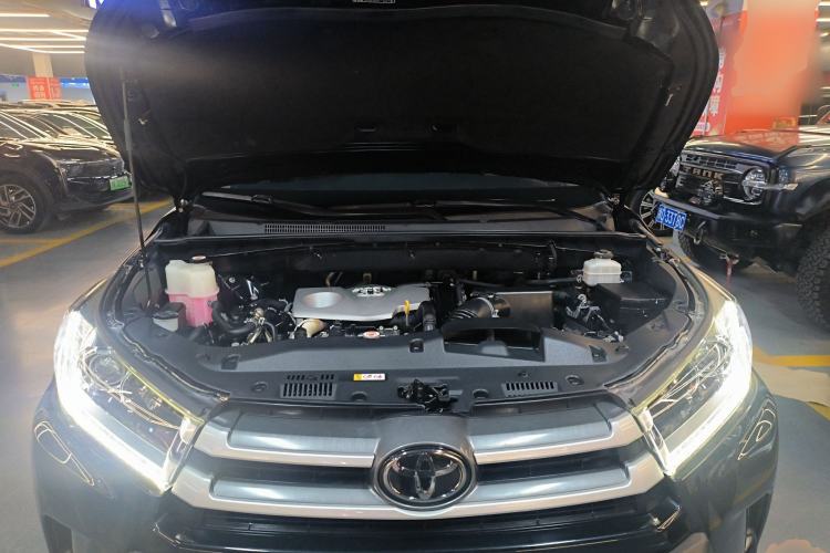 Used Toyota Highlander 2018 2.0T Four-Wheel Drive Luxury Version 7 Seats China VI Standard Engine Bay