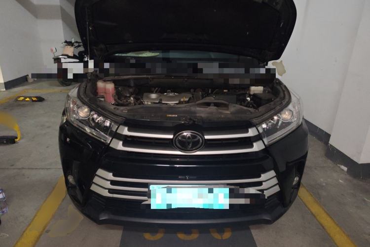Used Toyota Highlander 2018 2.0T Four-Wheel Drive Luxury Edition 7 Seats China V Emission Standard Engine Bay