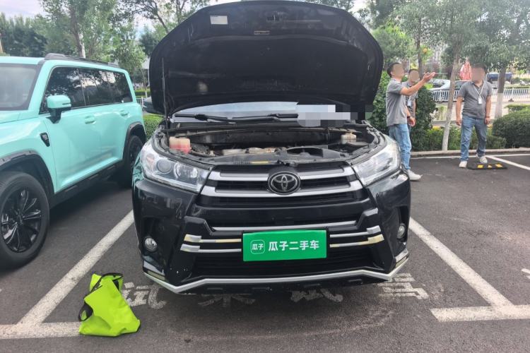 Used Toyota Highlander 2018 2.0T Two-Wheel-Drive Luxury Edition 7 Seats Emission Standard China V Engine Bay
