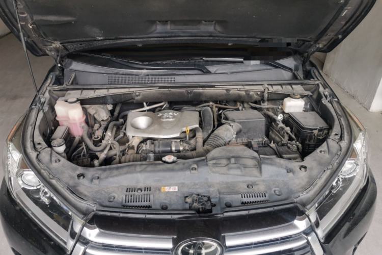 Used Toyota Highlander 2018 2.0T Four-Wheel Drive Prestige Version 7 Seats China VI Standard Engine Bay