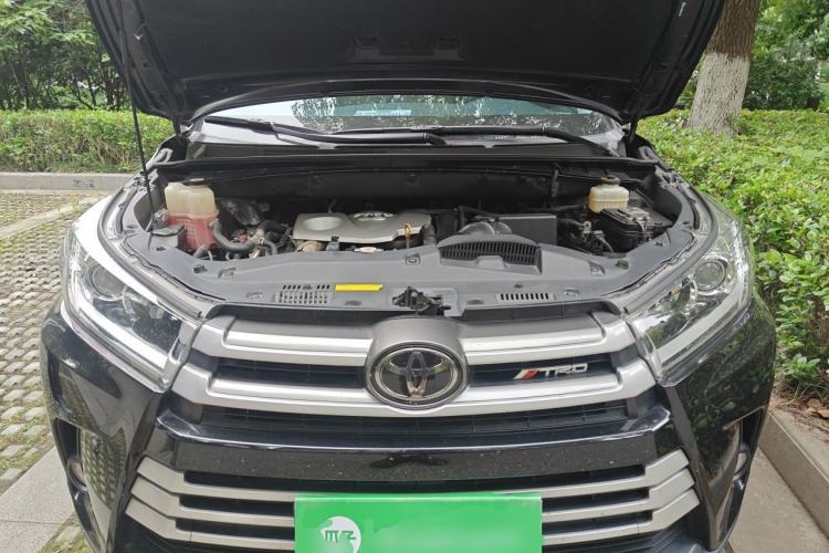 Used Toyota Highlander 2018 2.0T Four-Wheel Drive Luxury Edition 7 Seats China V Emission Standard Engine Bay
