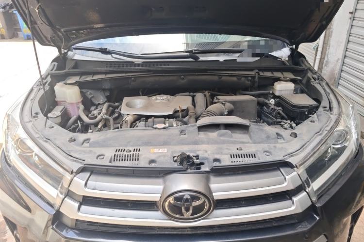Used Toyota Highlander 2018 2.0T Four-Wheel Drive Luxury Version 7 Seats China VI Standard Engine Bay
