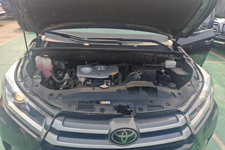 Used Toyota Highlander 2018 2.0T Four-Wheel Drive Luxury Version 7 Seats China VI Standard Engine Bay