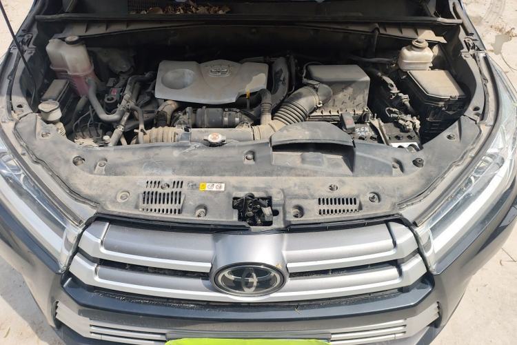 Used Toyota Highlander 2018 2.0T Four-Wheel Drive Luxury Version 7 Seats China VI Standard Engine Bay